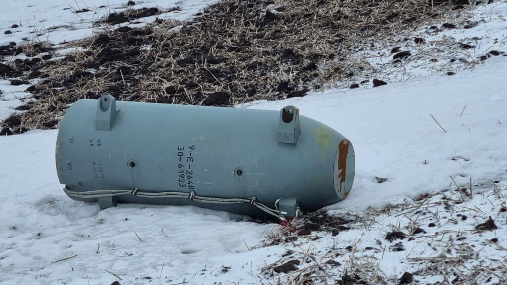 У Росії впала крилата ракета Х-101. Місцеві жителі показали фото уламків.