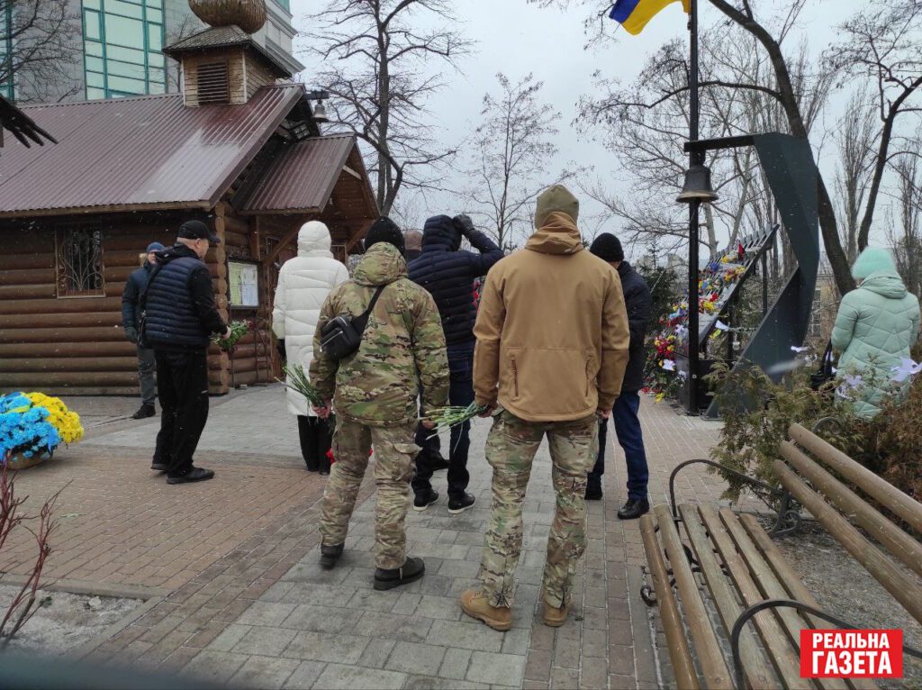 Квіти та молитви. Як відбувалося вшановування Героїв Небесної сотні