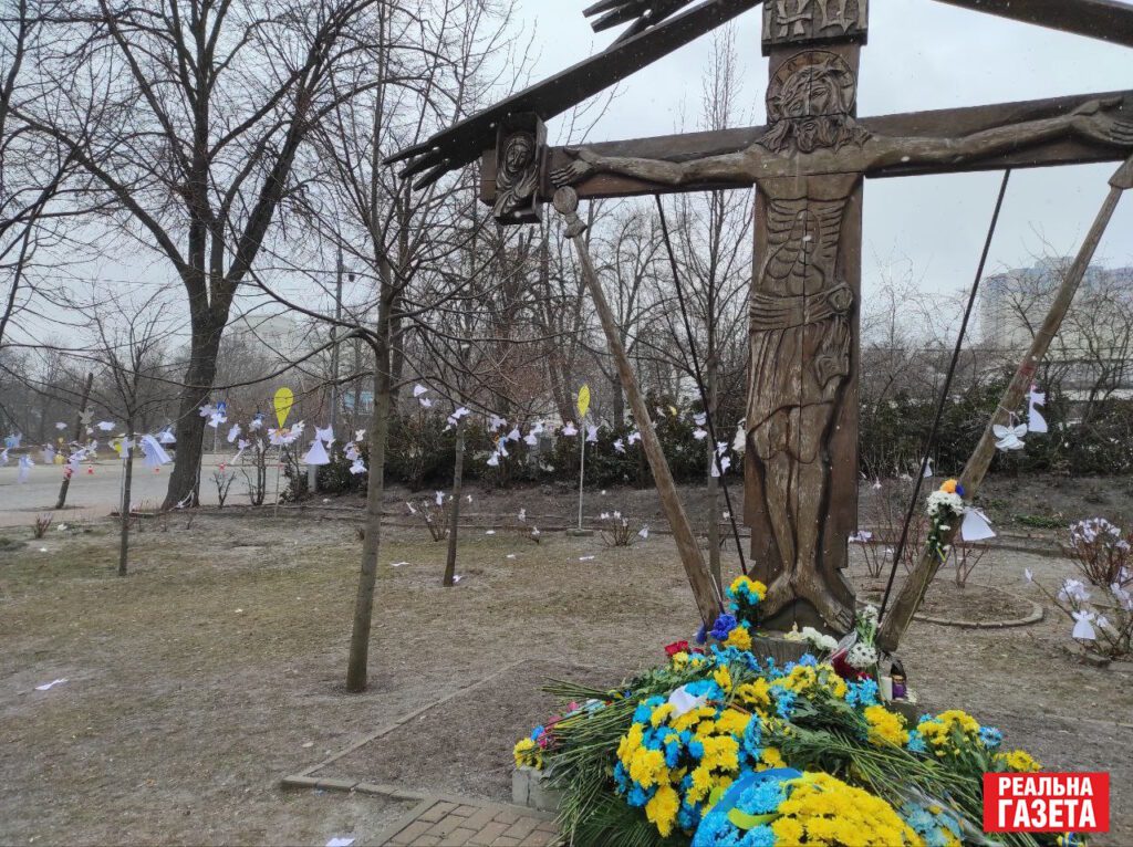 Квіти та молитви. Як відбувалося вшановування Героїв Небесної сотні