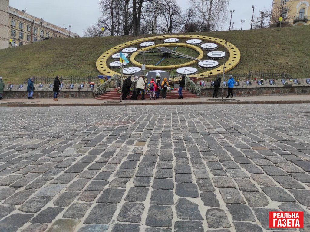 Квіти та молитви. Як відбувалося вшановування Героїв Небесної сотні