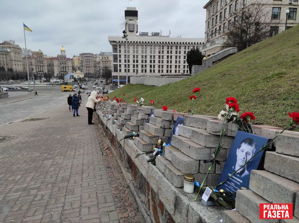 Квіти та молитви. Як відбувалося вшановування Героїв Небесної сотні
