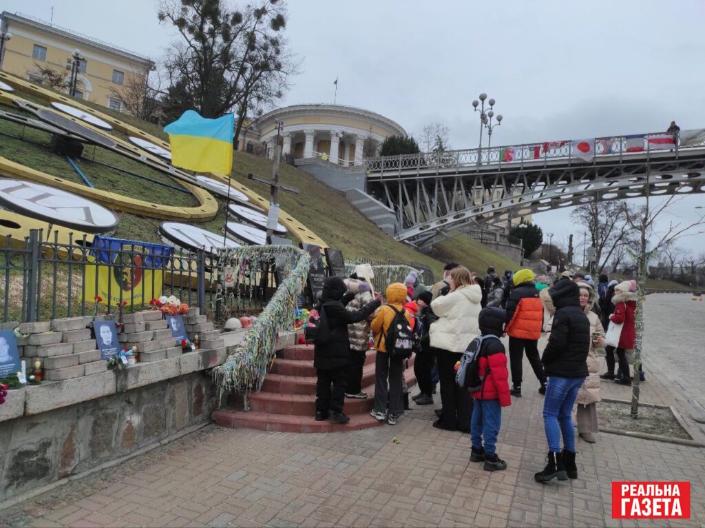 Квіти та молитви. Як відбувалося вшановування Героїв Небесної сотні