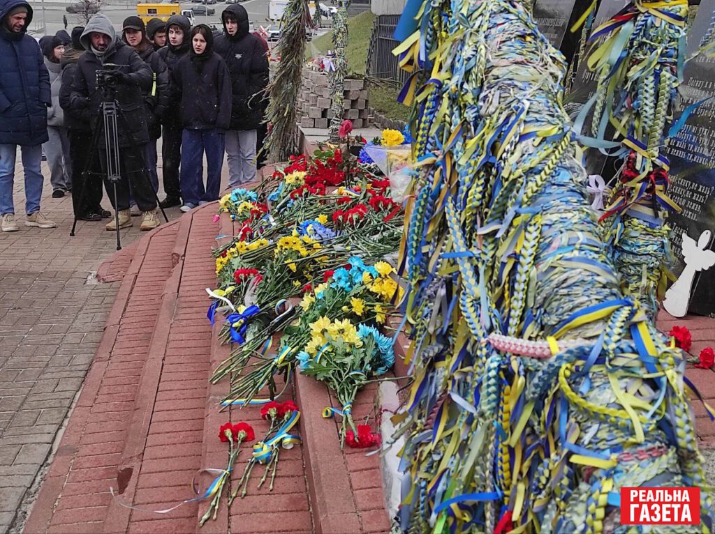 Квіти та молитви. Як відбувалося вшановування Героїв Небесної сотні