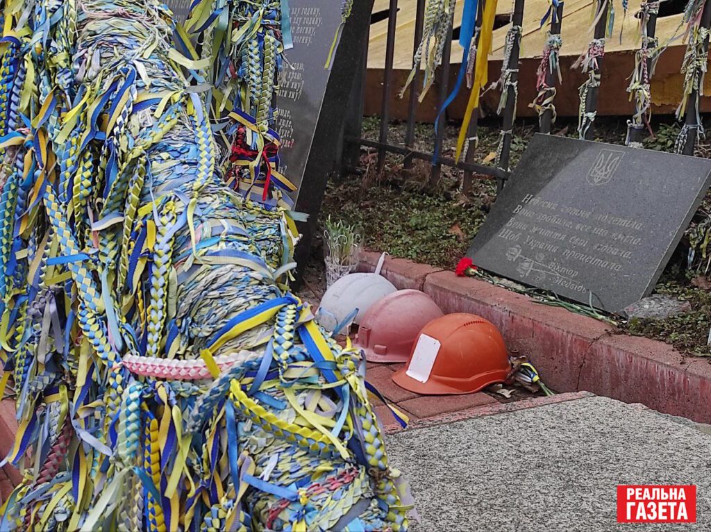Квіти та молитви. Як відбувалося вшановування Героїв Небесної сотні