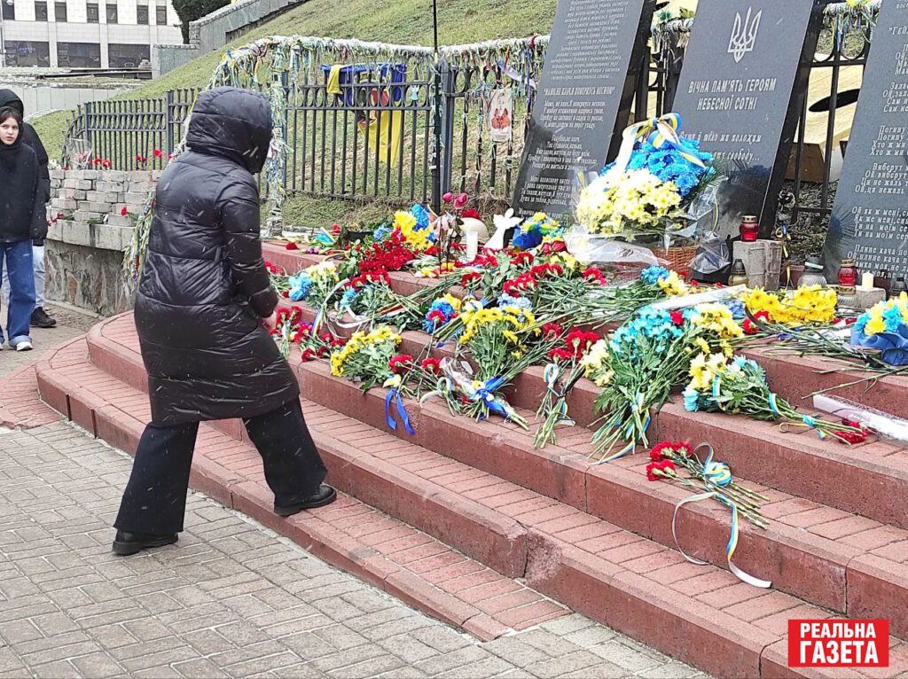 Квіти та молитви. Як відбувалося вшановування Героїв Небесної сотні