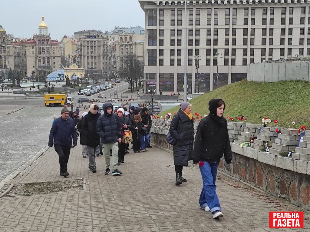 Квіти та молитви. Як відбувалося вшановування Героїв Небесної сотні
