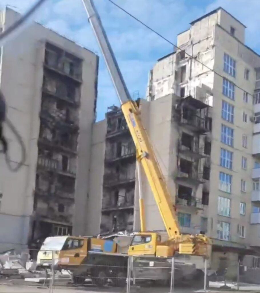 У Сєвєродонецьку частково зносять багатоповерхівку