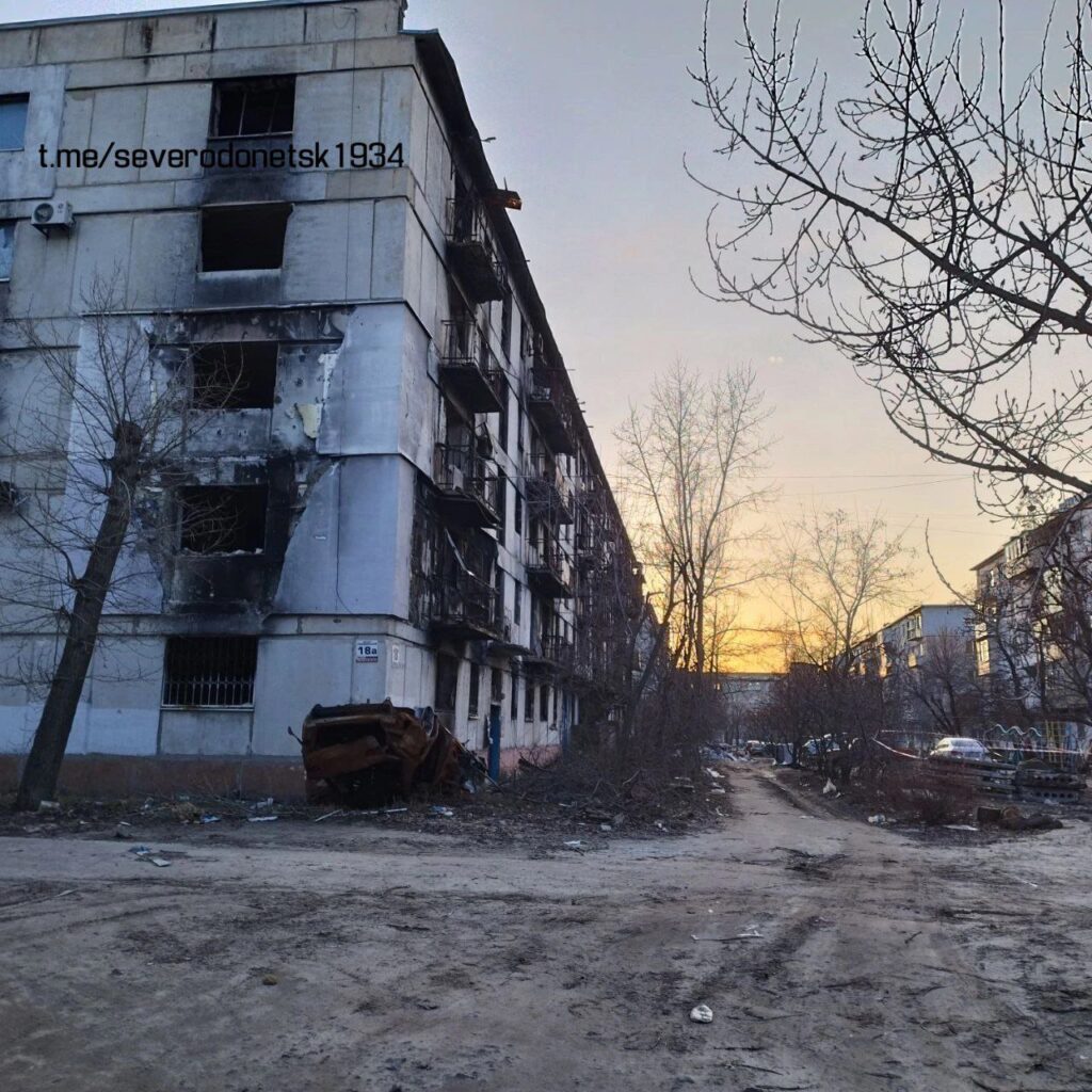 Жителі Сєвєродонецька показали три зруйнованих багатоповерхівки