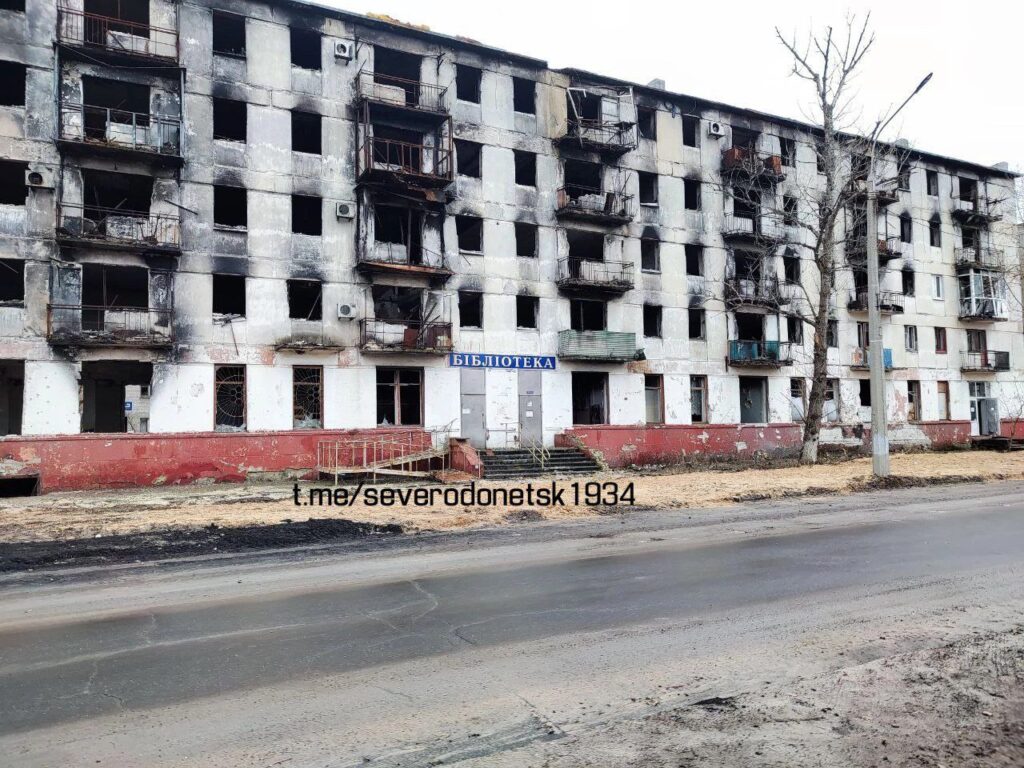 Жителі Сєвєродонецька показали три зруйнованих багатоповерхівки