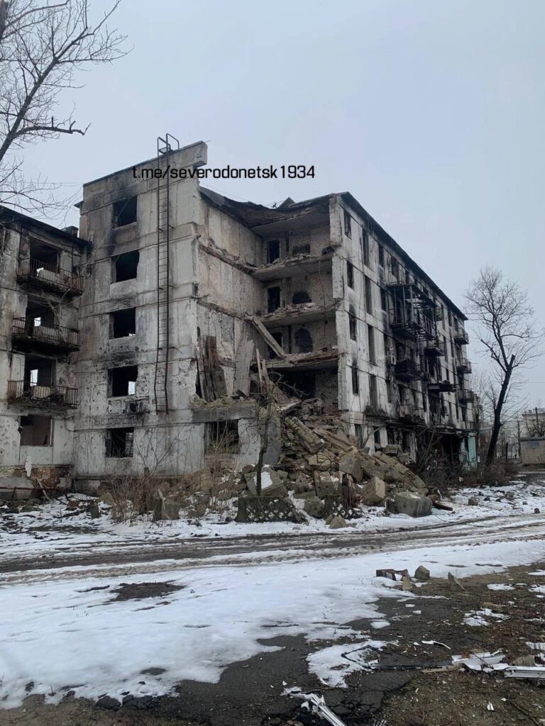Жителі Сєвєродонецька показали три зруйнованих багатоповерхівки