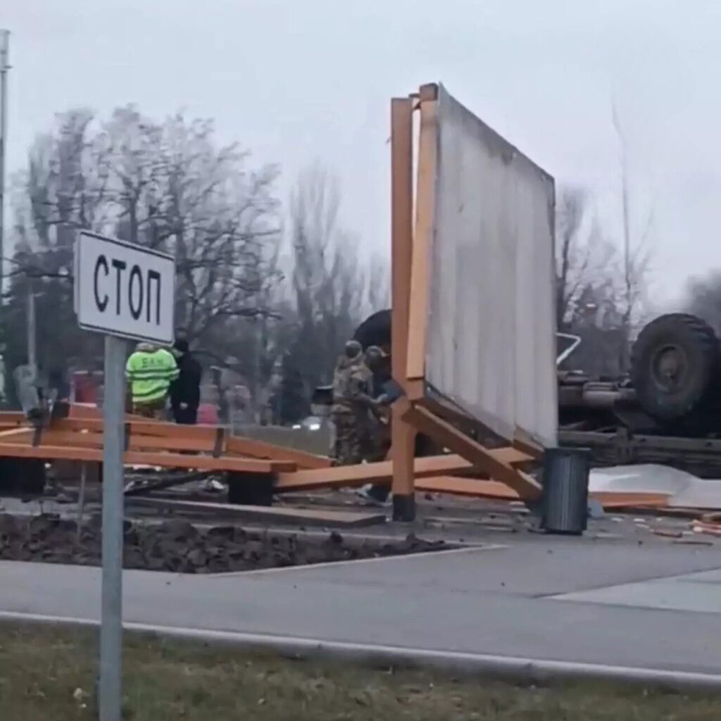 У Луганську “Урал” військових зруйнував дитячий майданчик. Опубліковане відео