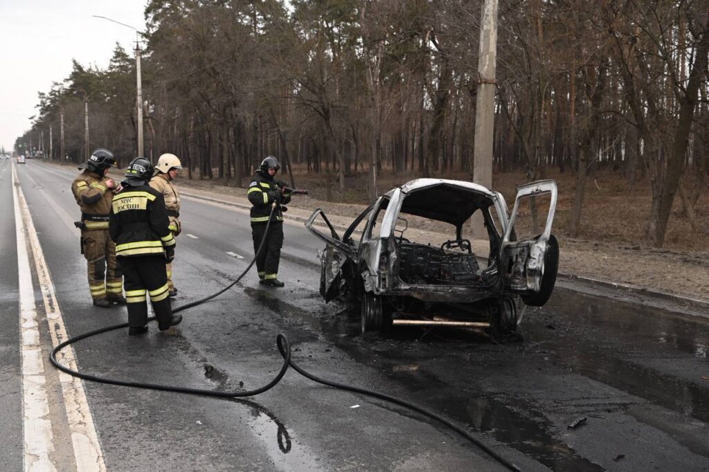 У російському Бєлгороді працює ППО та горять автомобілі. Опубліковане відео