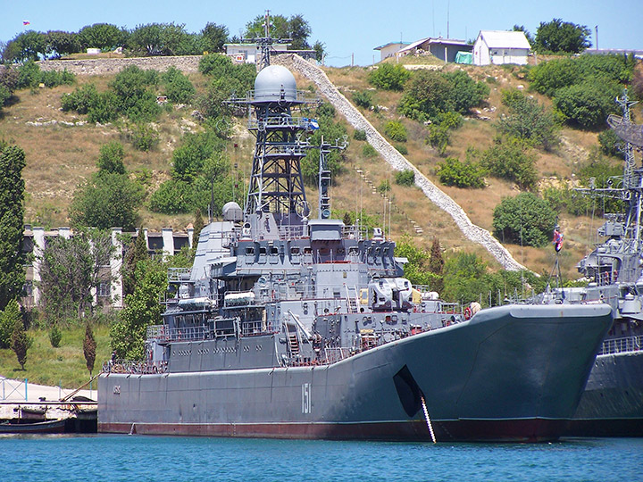 У Севастополі знищили два військових корабля. Як вони виглядали до влучання