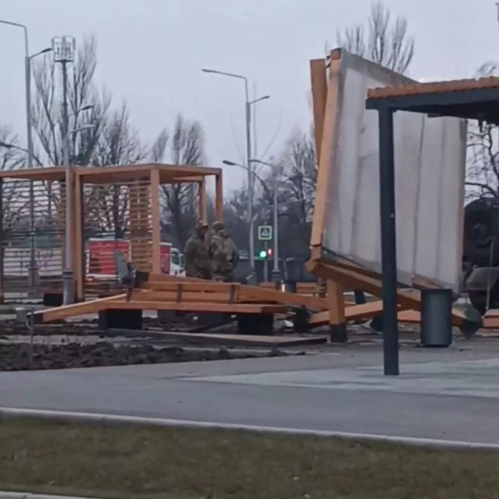 У Луганську “Урал” військових зруйнував дитячий майданчик. Опубліковане відео