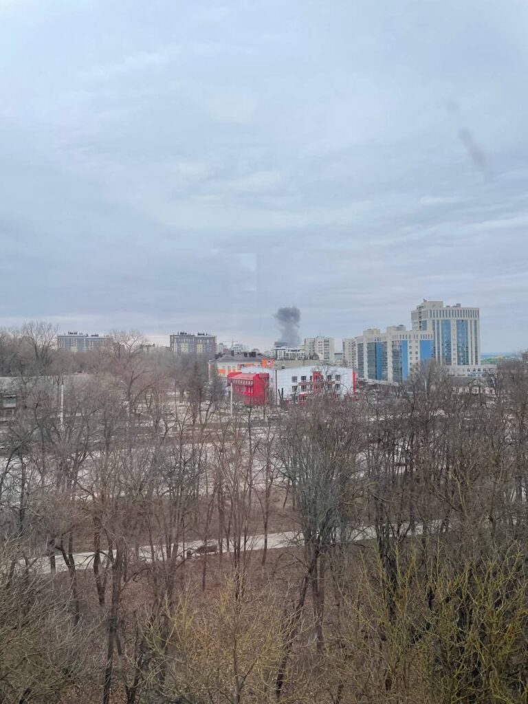 У російському Бєлгороді працює ППО та горять автомобілі. Опубліковане відео