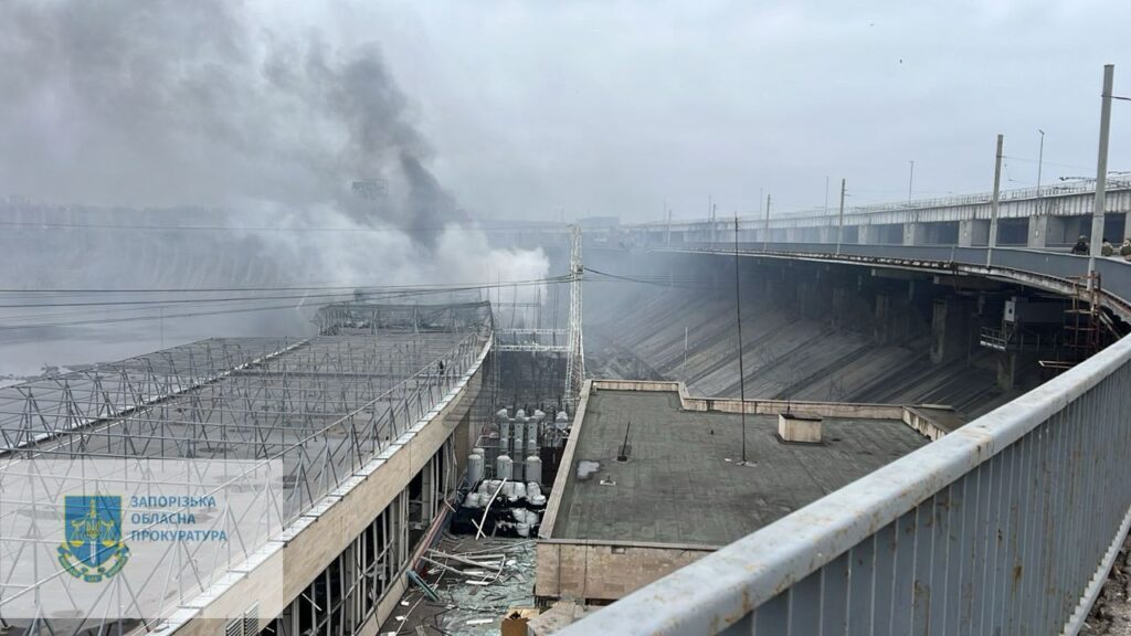 У ДніпроГЕС поцілили 8 російських ракет. Що відбувається на найбільшій в Україні ГЕС