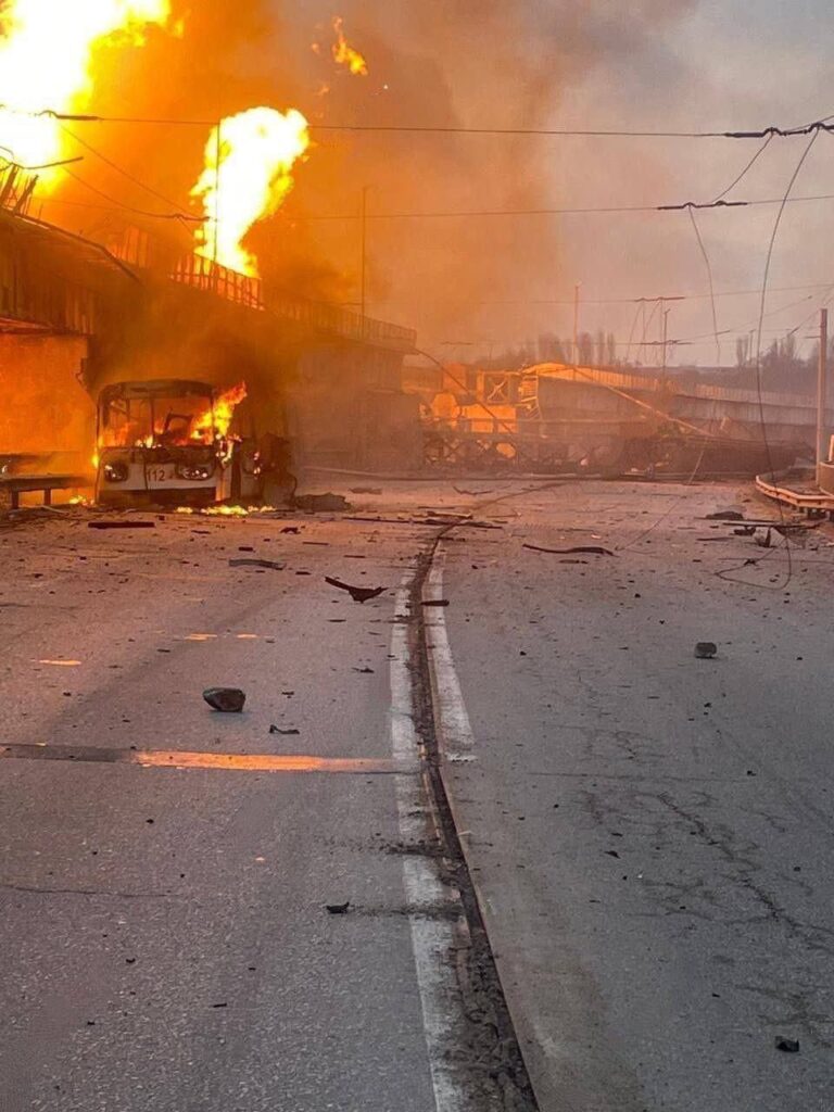 У ДніпроГЕС поцілили 8 російських ракет. Що відбувається на найбільшій в Україні ГЕС