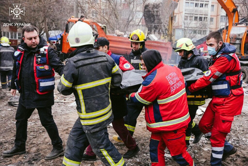 Кількість загиблих від удару по Одесі зросла до 8. Тіло мами знайшли поряд з дитиною