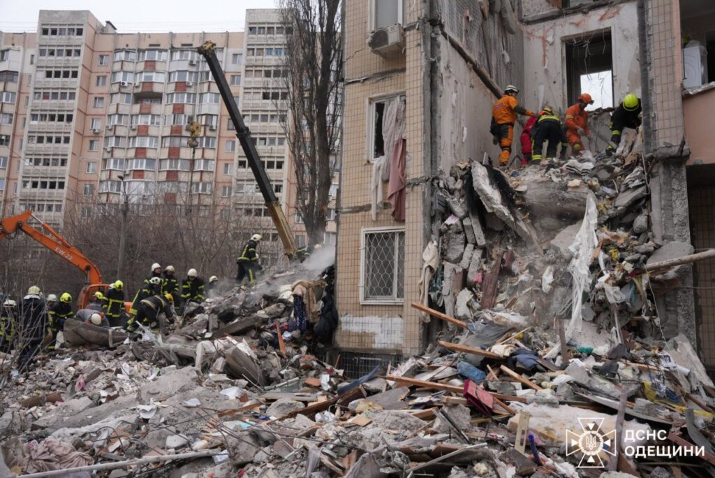 Кількість загиблих від удару по Одесі зросла до 8. Тіло мами знайшли поряд з дитиною