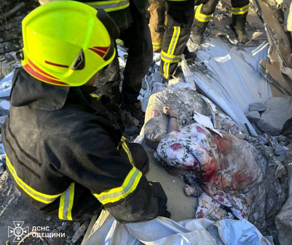 Кількість загиблих від удару по Одесі зросла до 8. Тіло мами знайшли поряд з дитиною