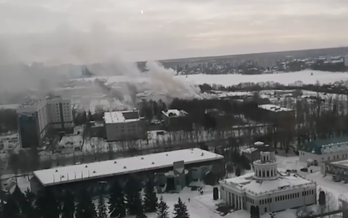 У російській Казані горять казарми танкового училища. Опубліковано відео