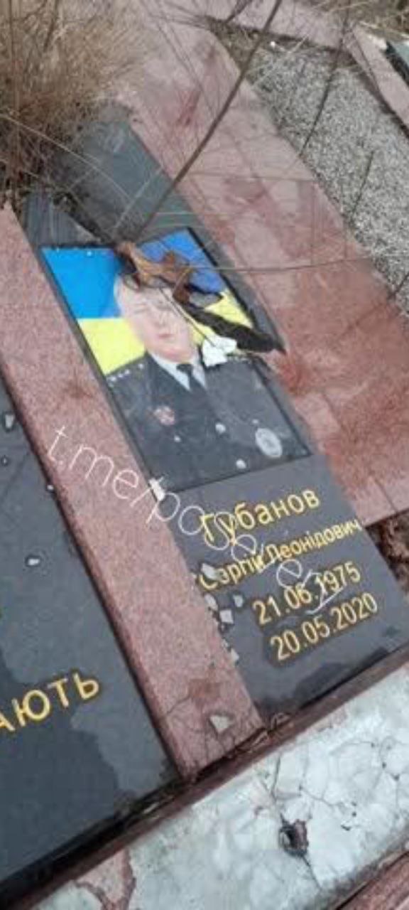 На окупованій Луганщині росіяни розбивають надгробки українських військових