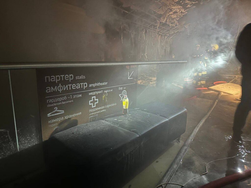 З’явилися фотографії з російського “Крокус Сіті Холу” після пожежі. Відомо про понад 80 загиблих