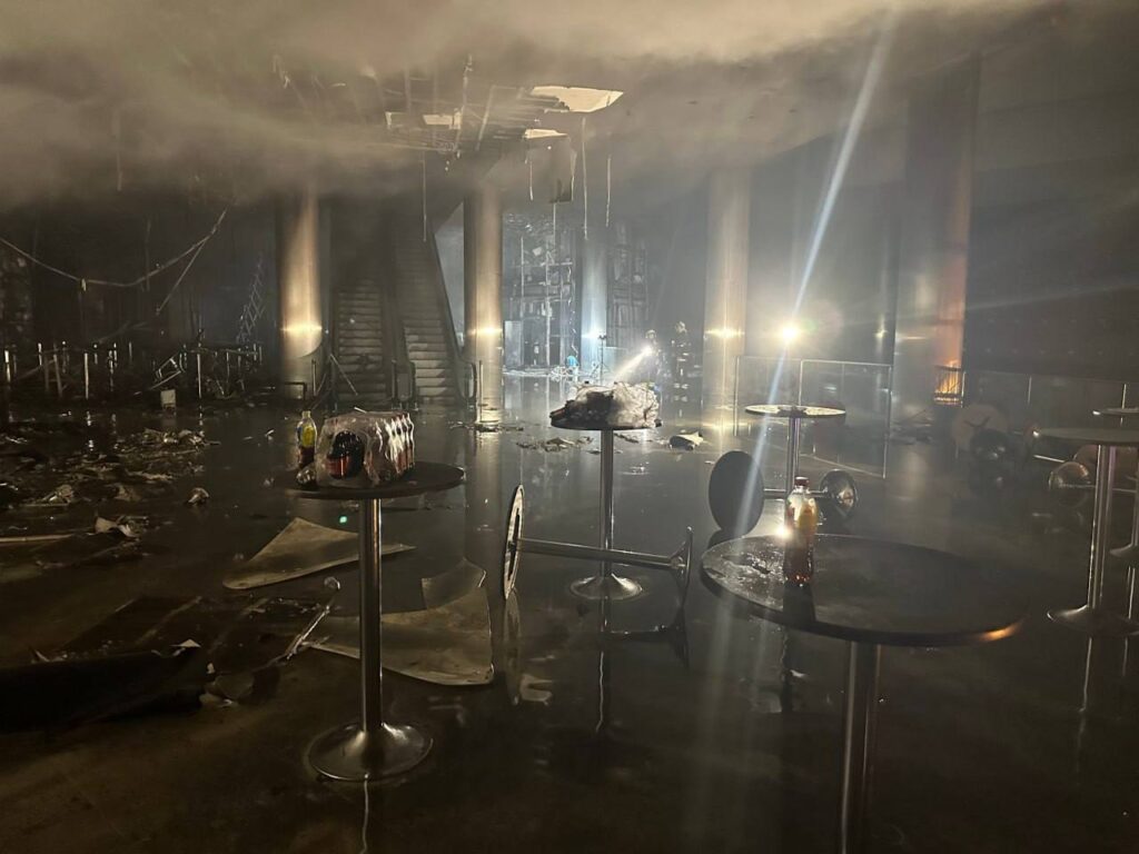 З’явилися фотографії з російського “Крокус Сіті Холу” після пожежі. Відомо про понад 80 загиблих