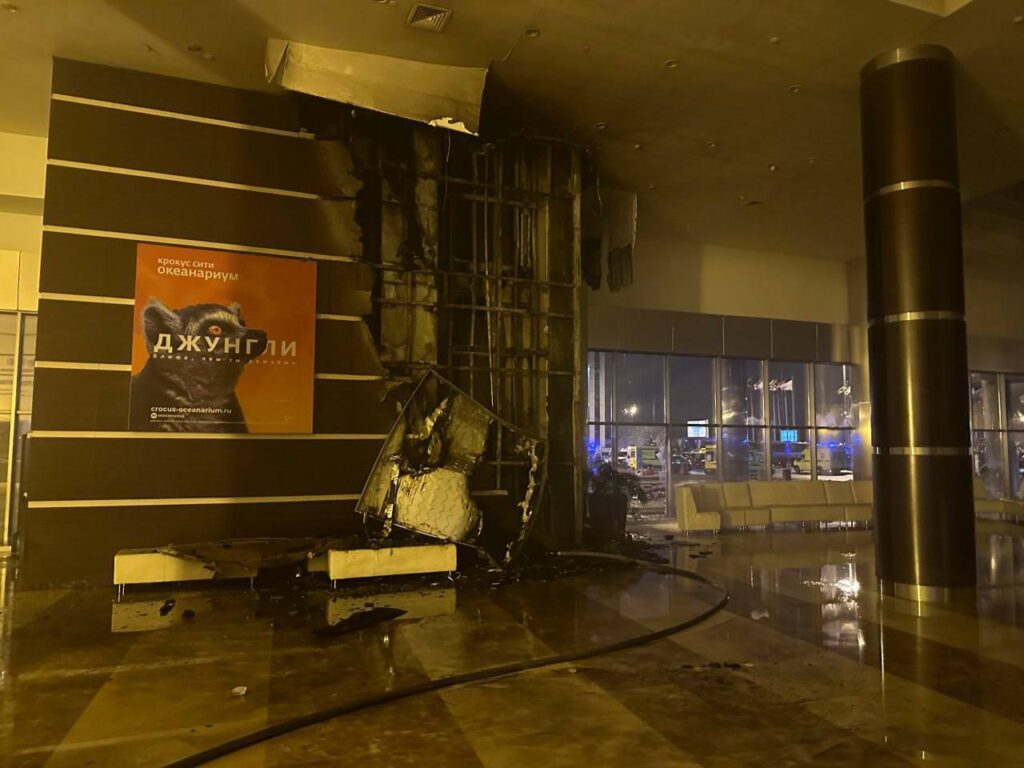 З’явилися фотографії з російського “Крокус Сіті Холу” після пожежі. Відомо про понад 80 загиблих