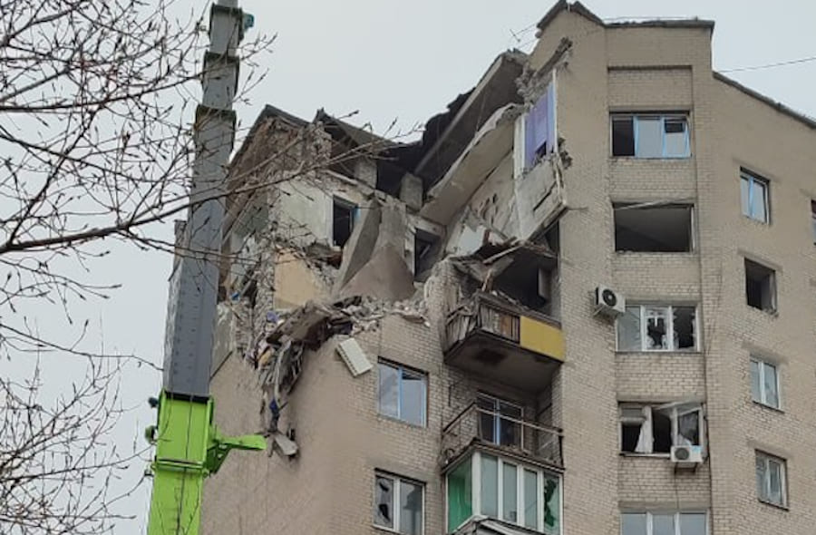 Окупанти заявили про обстріл Лисичанська та показали зруйнований багатоквартирний будинок