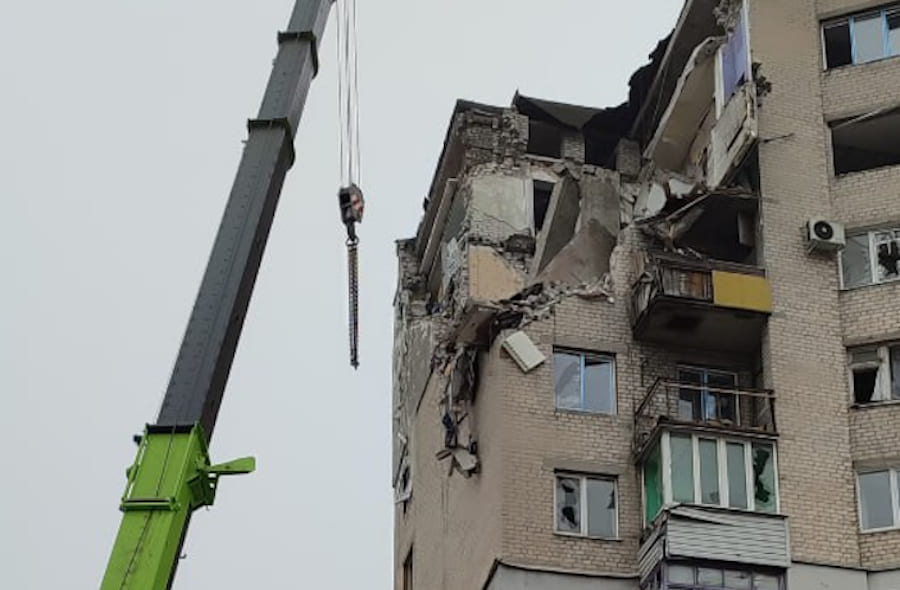 Окупанти заявили про обстріл Лисичанська та показали зруйнований багатоквартирний будинок