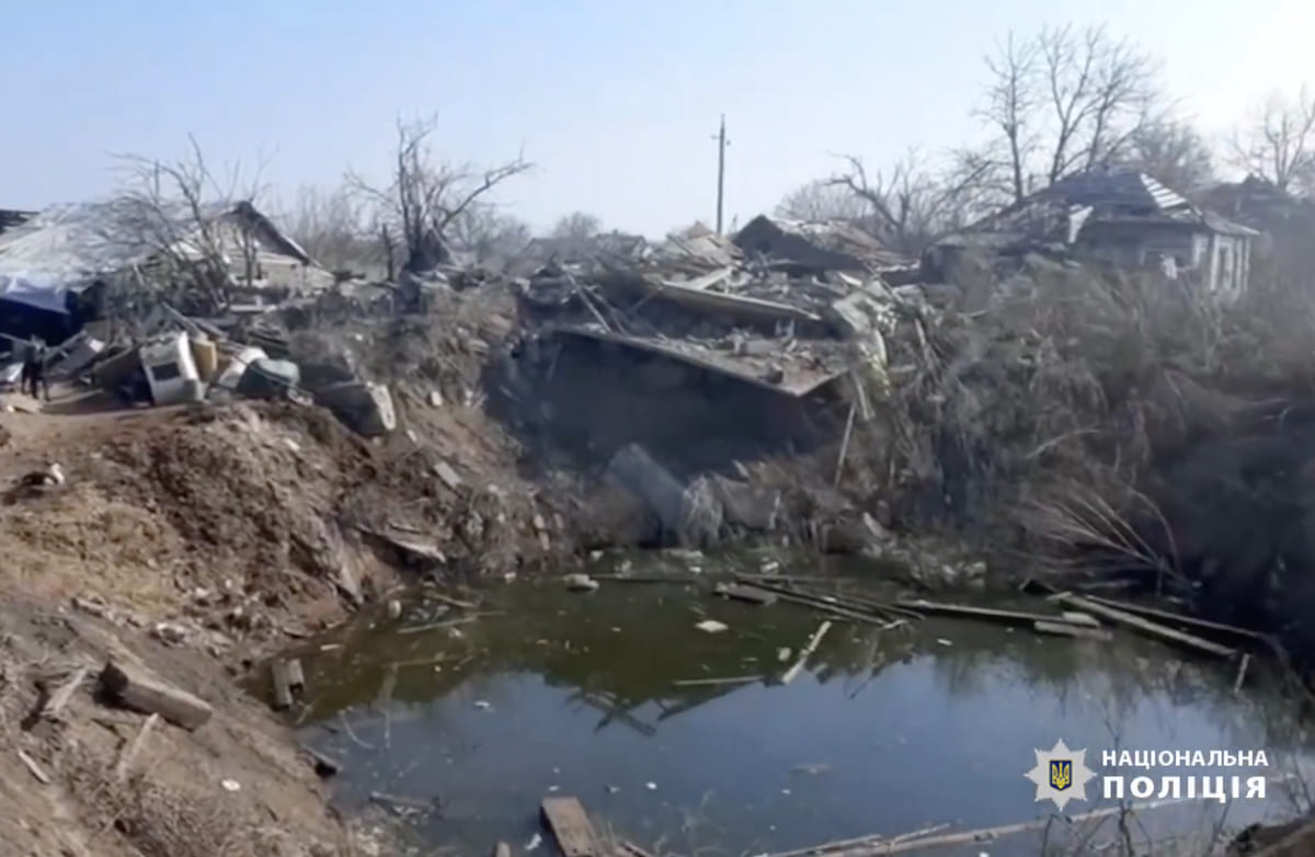 Жителям Луганщини привезли запас хліба. Поліцейські показали, який вигляд мають прифронтові села регіону
