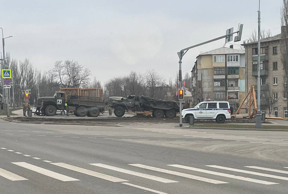 У Луганську “Урал” військових зруйнував дитячий майданчик. Опубліковане відео