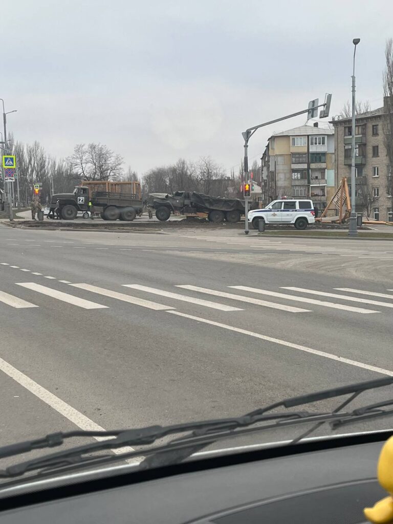 У Луганську “Урал” військових зруйнував дитячий майданчик. Опубліковане відео