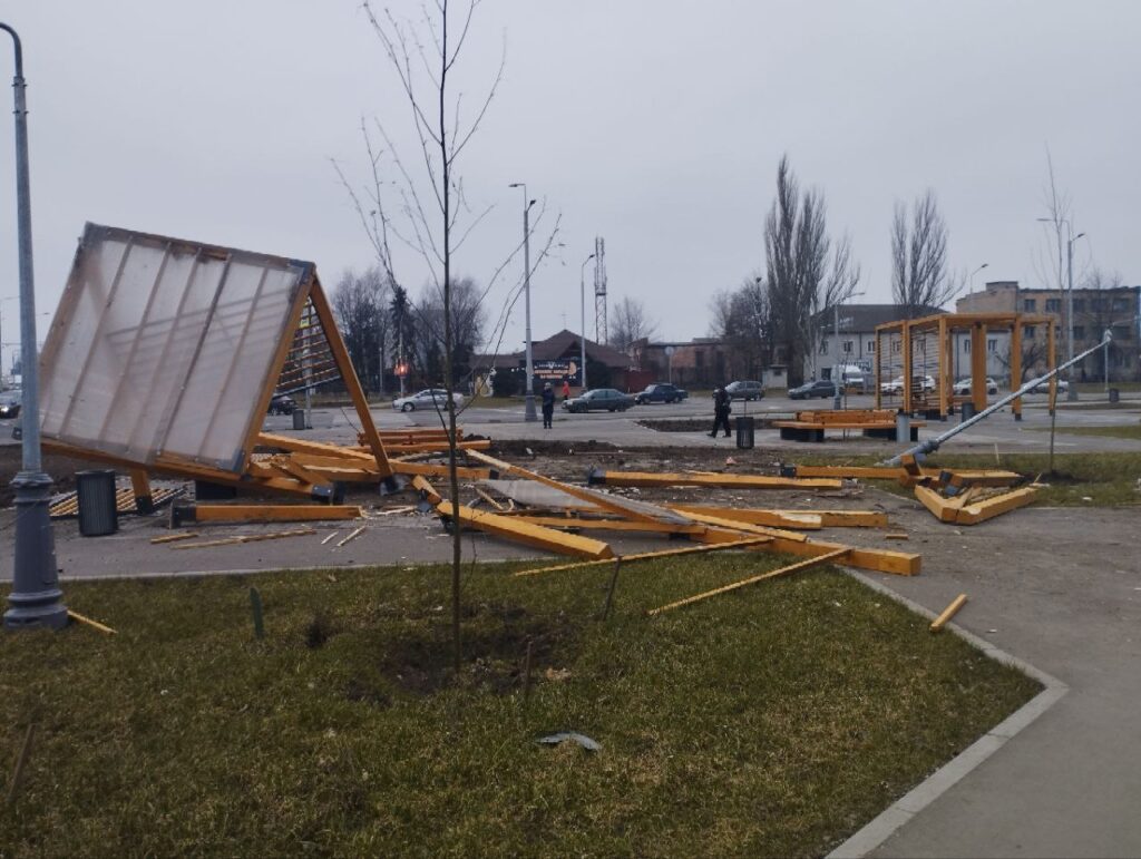 У Луганську “Урал” військових зруйнував дитячий майданчик. Опубліковане відео