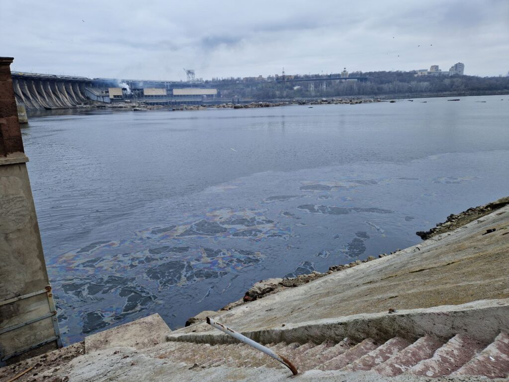У ДніпроГЕС поцілили 8 російських ракет. Що відбувається на найбільшій в Україні ГЕС