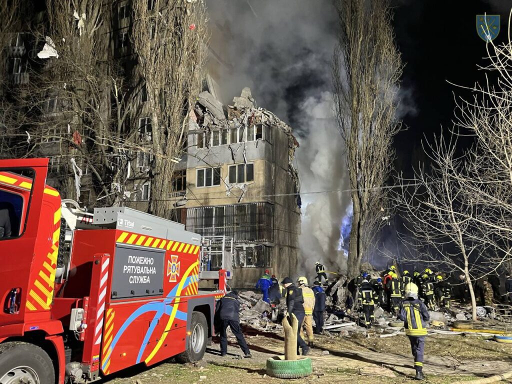 Атака на Одещину. Опубліковані фото та відео влучання російського БПЛА у багатоповерхівку