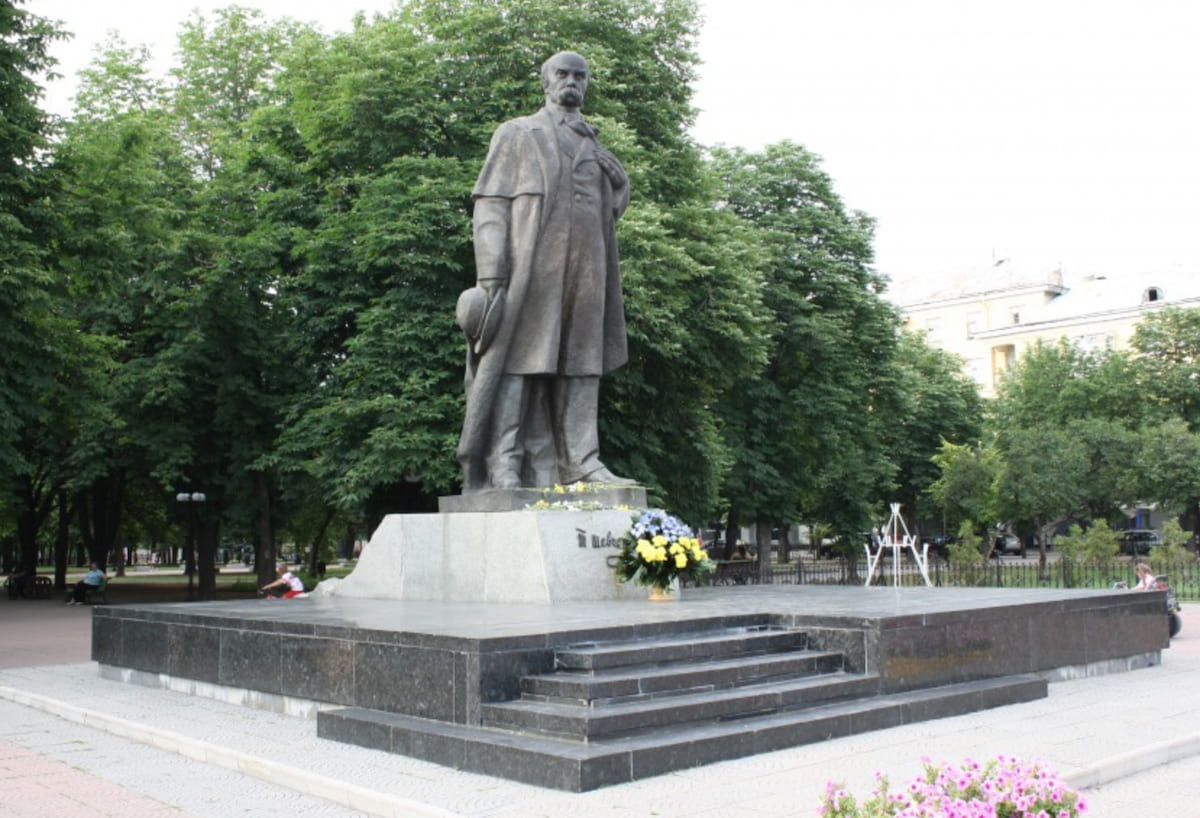 Окупанти говорять про необхідність знесення пам’ятника Шевченку в Луганську, але місцеві жителі проти