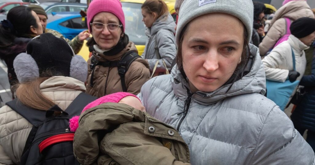 “Пробили чергове дно”: в Україні більшість ВПО визнали “заможними” і позбавили виплат