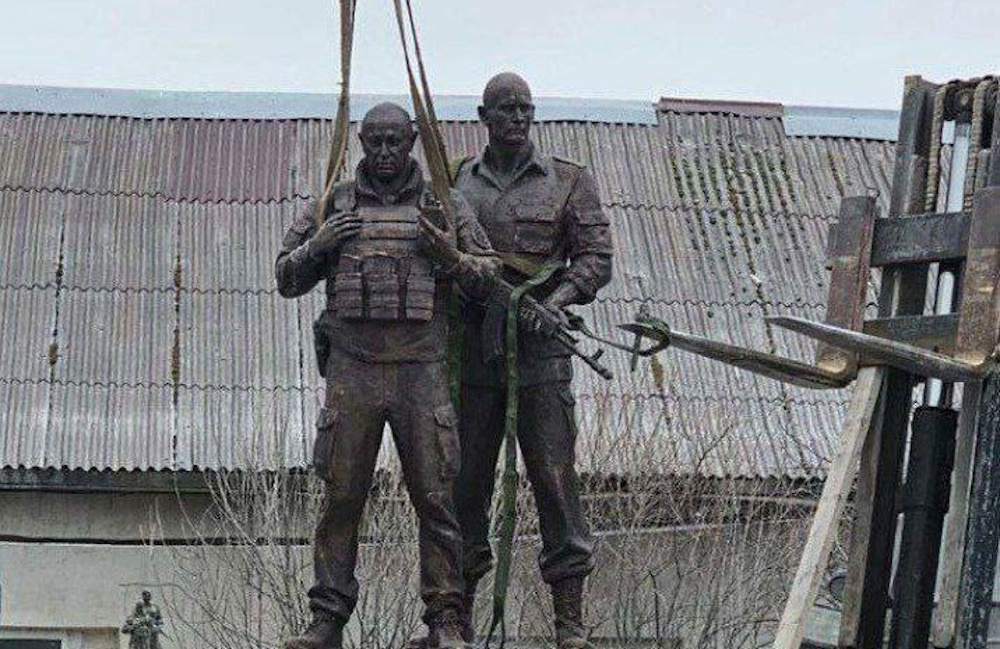 У Росії ставлять пам’ятник вбитим Путіним Пригожину та Уткіну