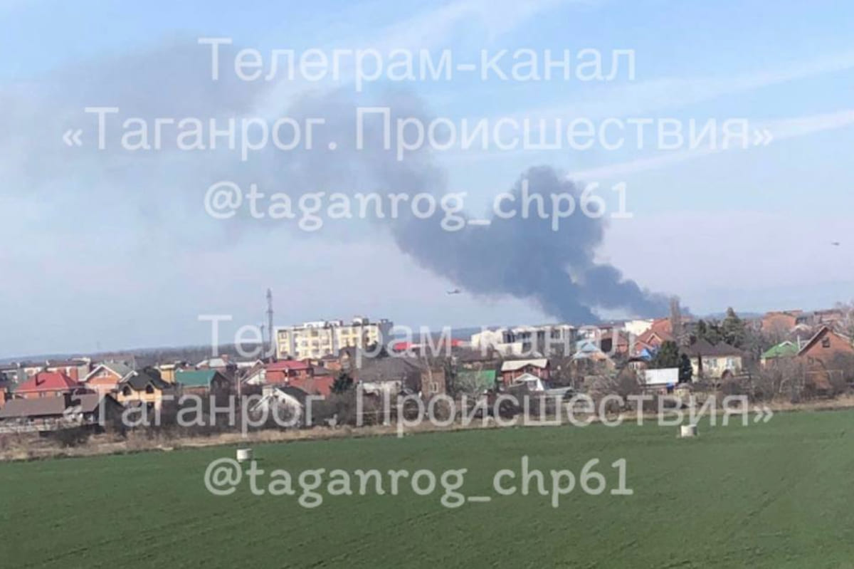 Поблизу російського Таганрога нібито впав літак. Місцеві публікують відео масштабної пожежі