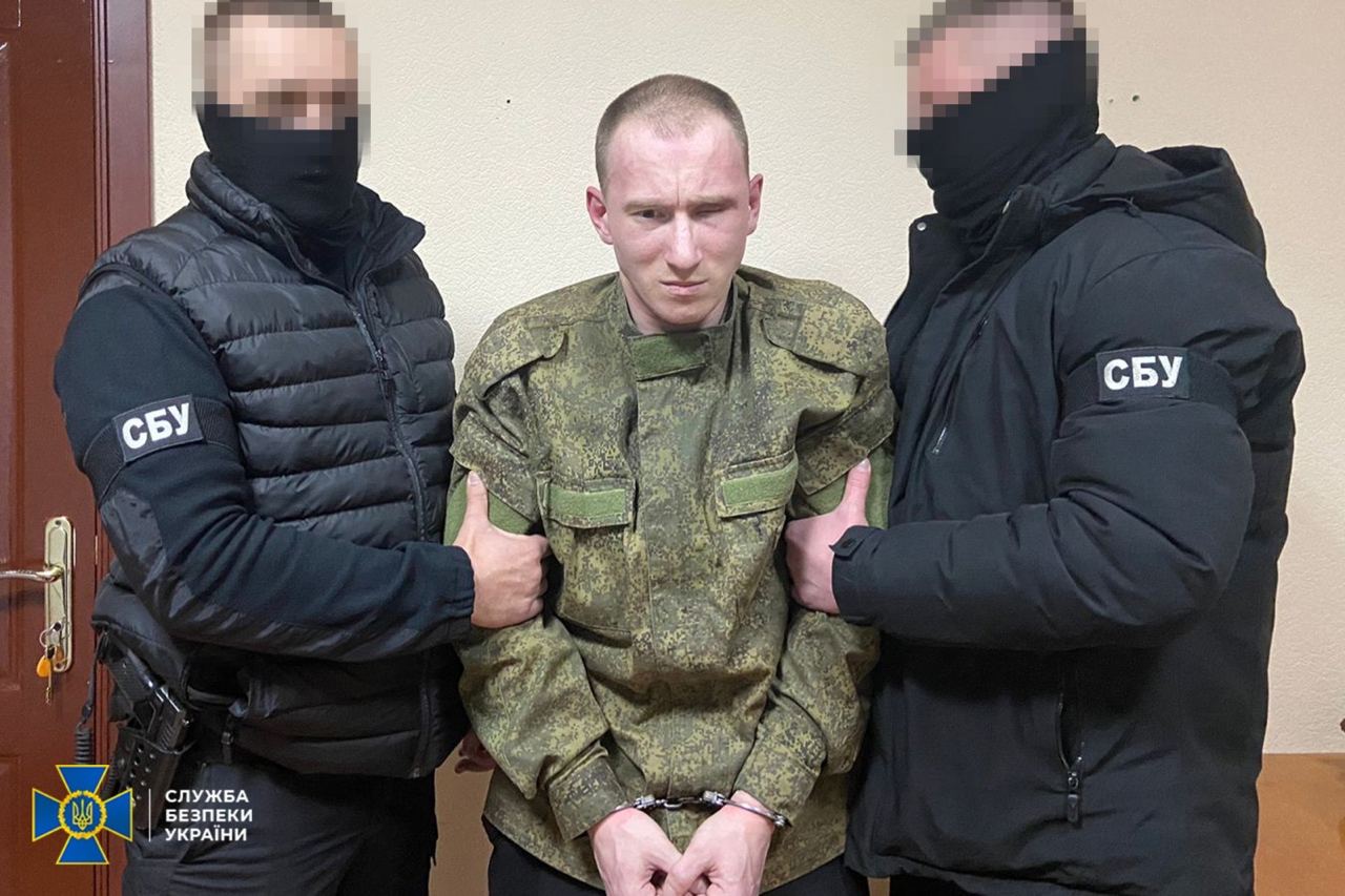 Російський військовий, який розстріляв полоненого бійця ЗСУ, сам потрапив у полон. Його судитимуть в Україні