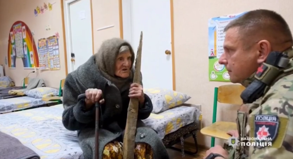 Бабусі з Очеретиного, яка самотужки вибралася з окупації, подарують будинок