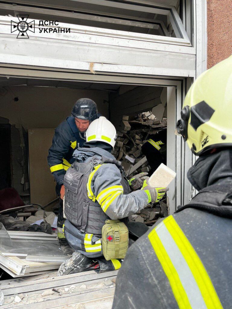 Ракетний удар по Чернігову. Рятувальники показали, як розбирають завали