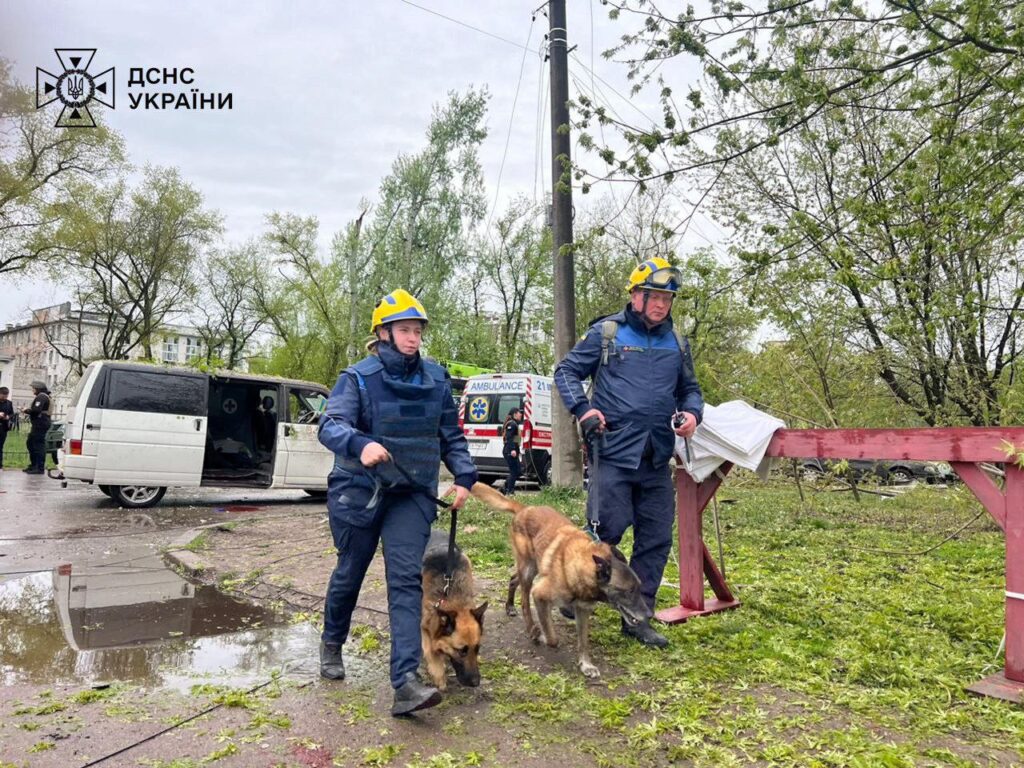 Ракетний удар по Чернігову. Рятувальники показали, як розбирають завали