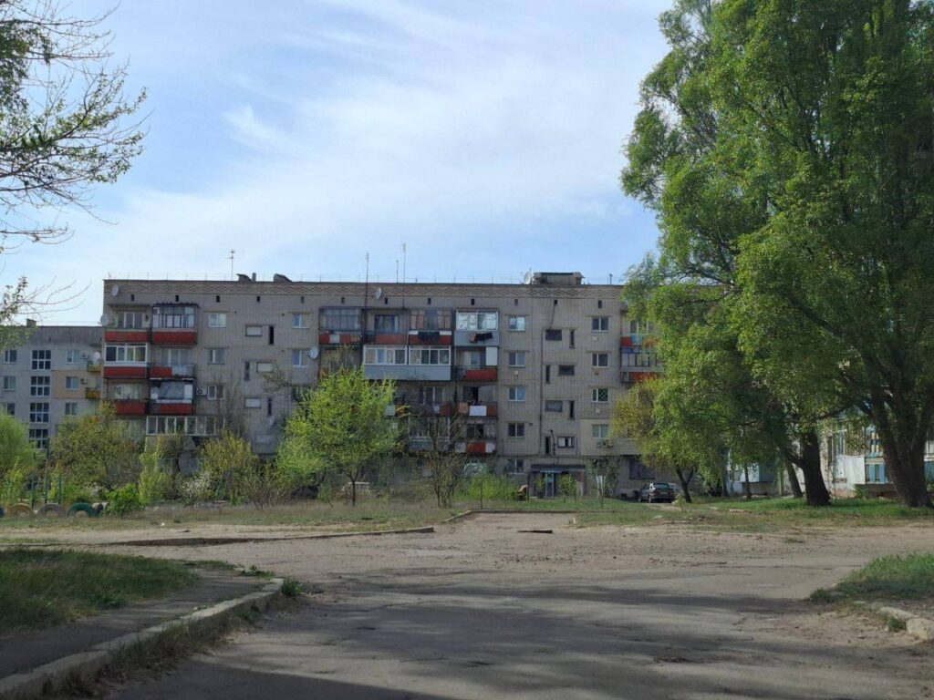 Пусті вулиці та поодинокі ознаки ремонту. Як зараз виглядає Рубіжне