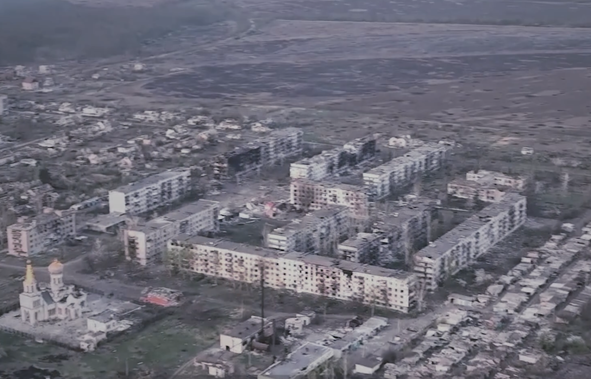 “Звільнений” від життя. ЗСУ показали, який вигляд зараз має Часів Яр на Донеччині