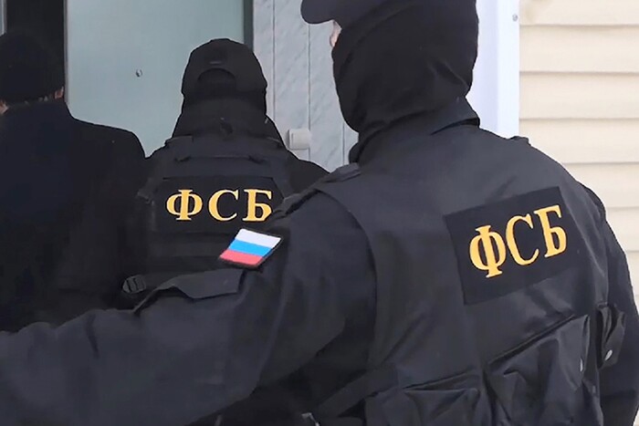 Російські прикордонники не пропустили 70-річну жительку Маріуполя, бо знайшли в її телефоні видалену групу у Telegram