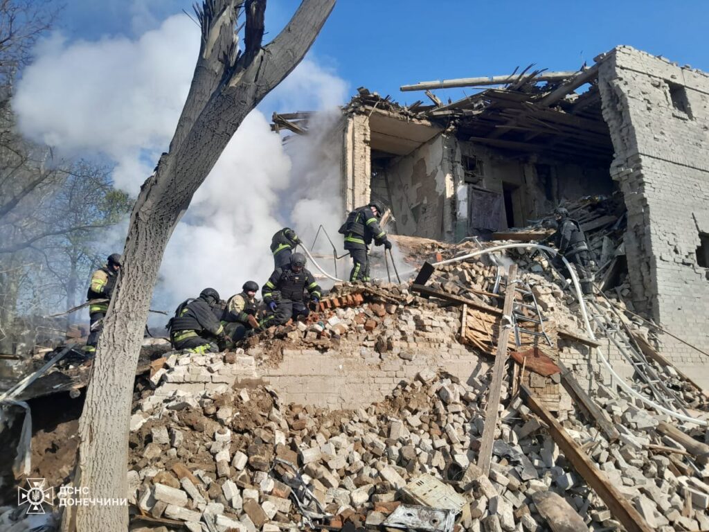 Опубліковані фотографії рятувальних робіт у Костянтинівці. Серед загиблих є дитина