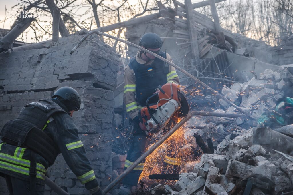 Опубліковані фотографії рятувальних робіт у Костянтинівці. Серед загиблих є дитина